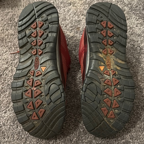 KEEN Red Athletic Shoes - Picture 2 of 5